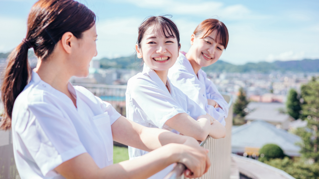 仲間と話しリラックスする看護師