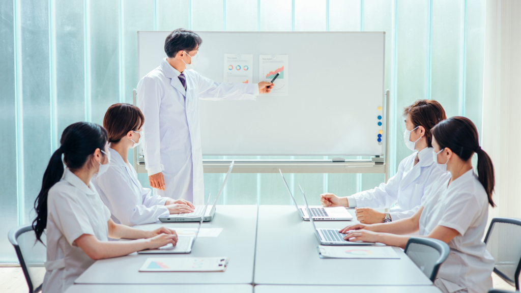 大学病院で勉強会に参加する医療従事者