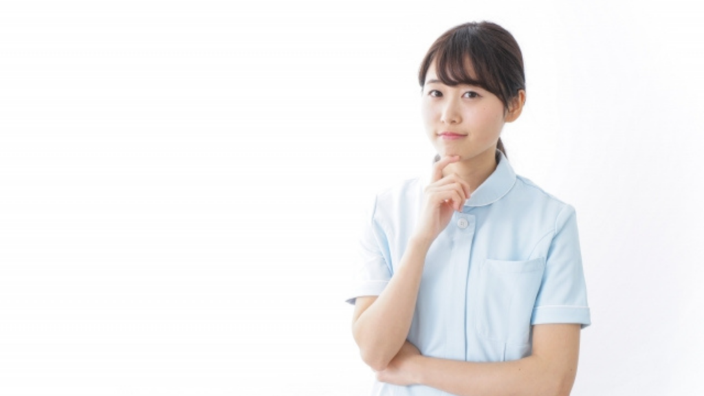 大学病院看護師がきついと感じた時の注意点を説明する人