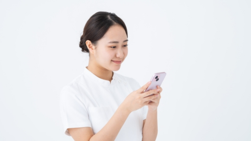 転職エージェントに登録する若手看護師